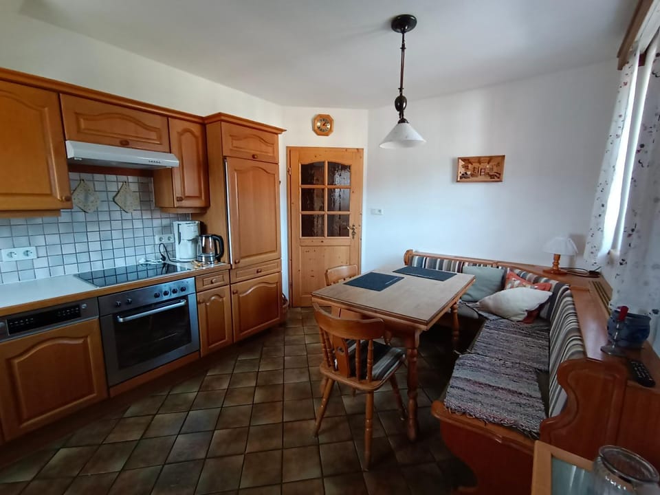 Kitchen or kitchenette, Seating area, Dining area, stove