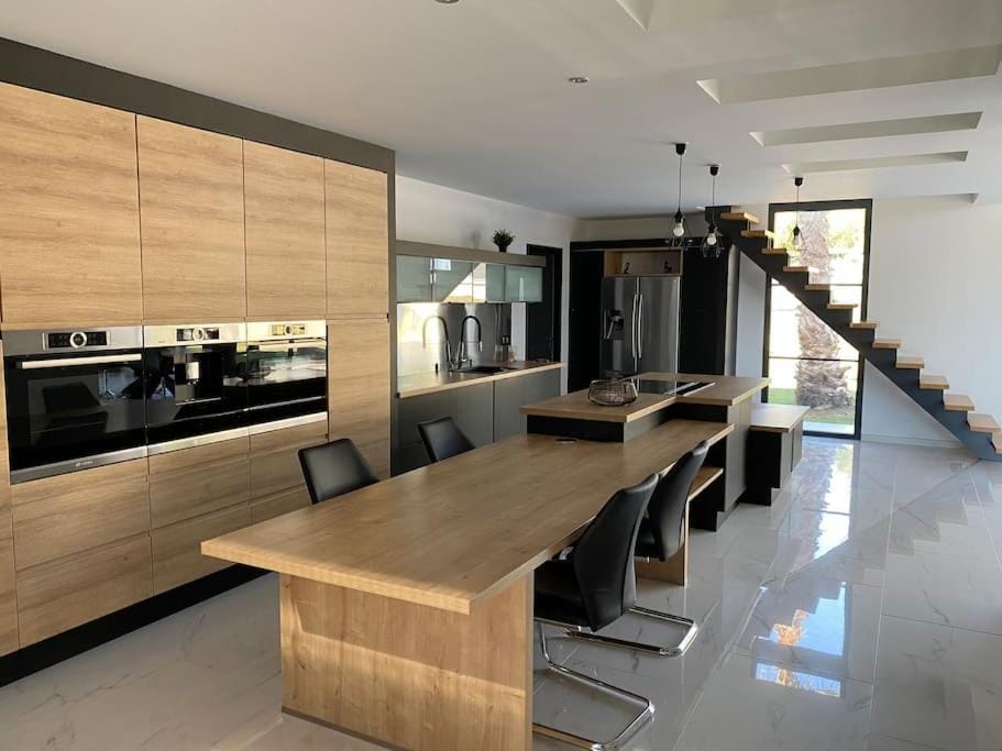 Kitchen or kitchenette, Dining area, minibar, pet friendly, stove