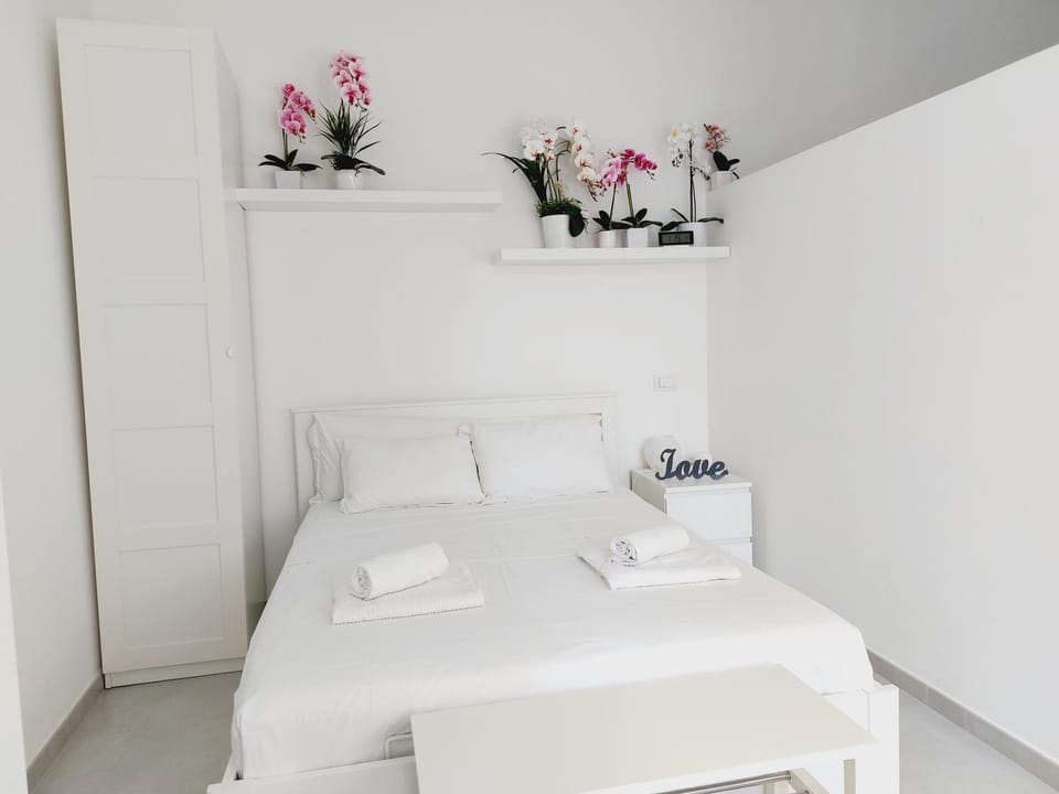 Bed, fireplace, wardrobe