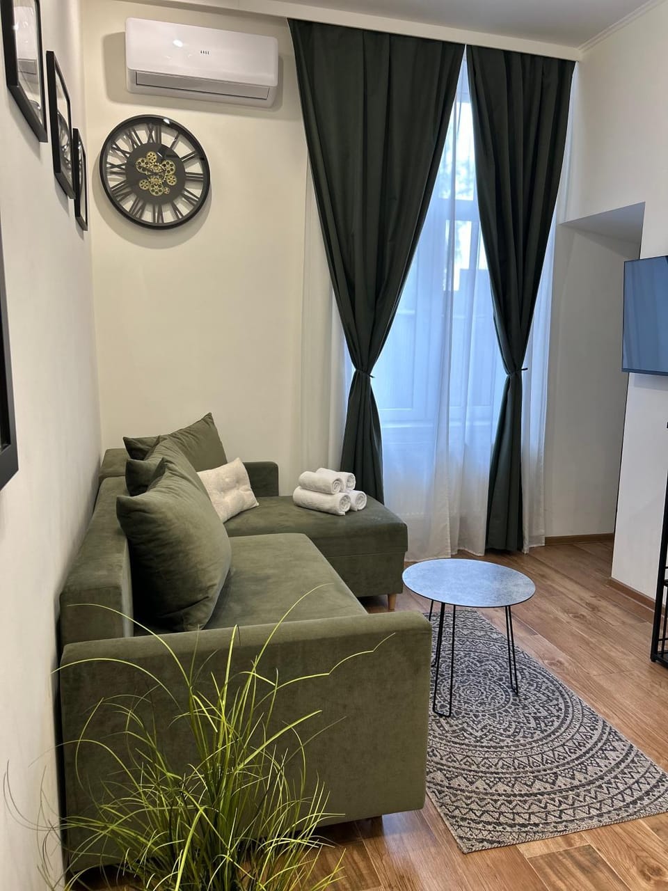 Living room, Seating area, Dining area, air conditioner