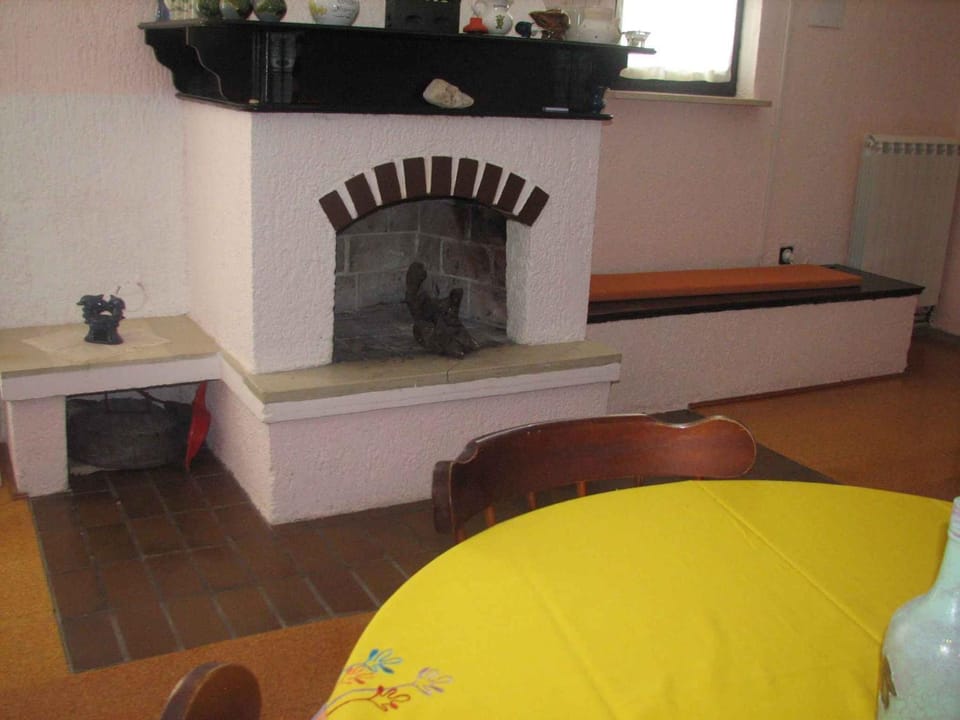 Living room, Dining area, fireplace
