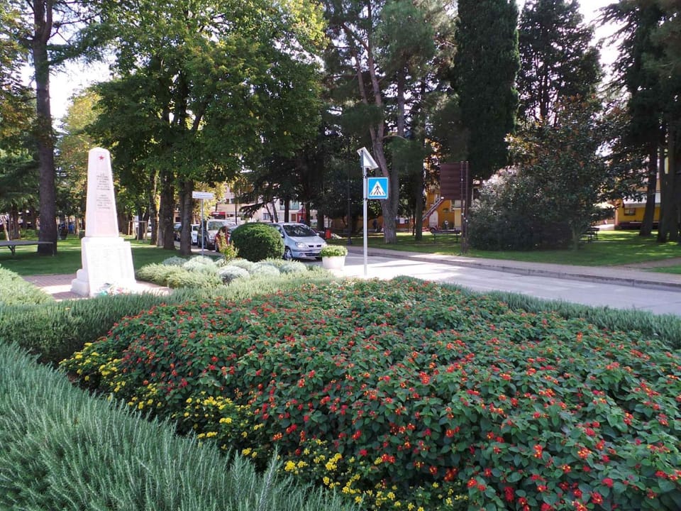 Nearby landmark, Summer