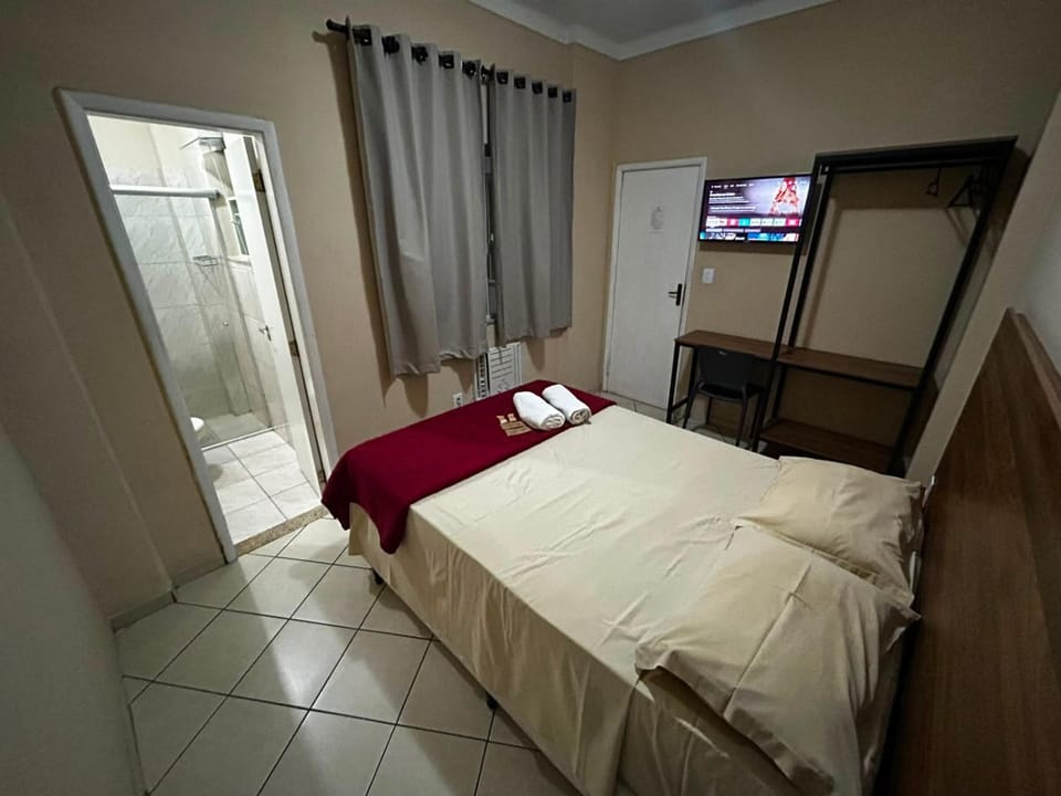 Bed, TV and multimedia, Photo of the whole room, Bedroom, towels