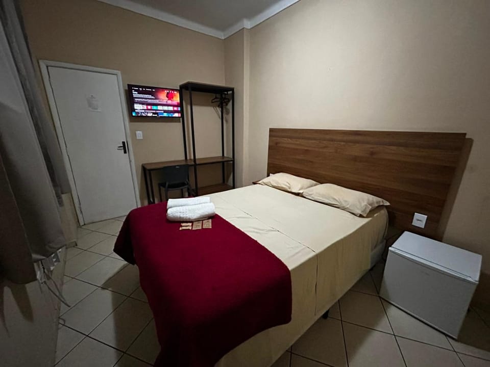 Bed, TV and multimedia, Photo of the whole room, Bedroom, towels