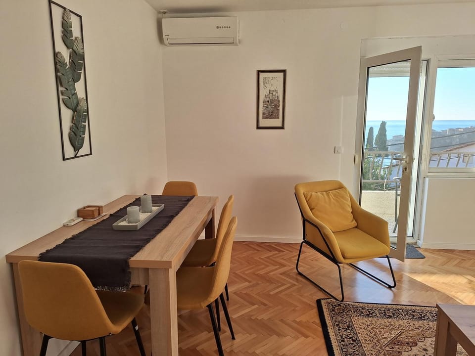 Living room, Seating area, Dining area, air conditioner