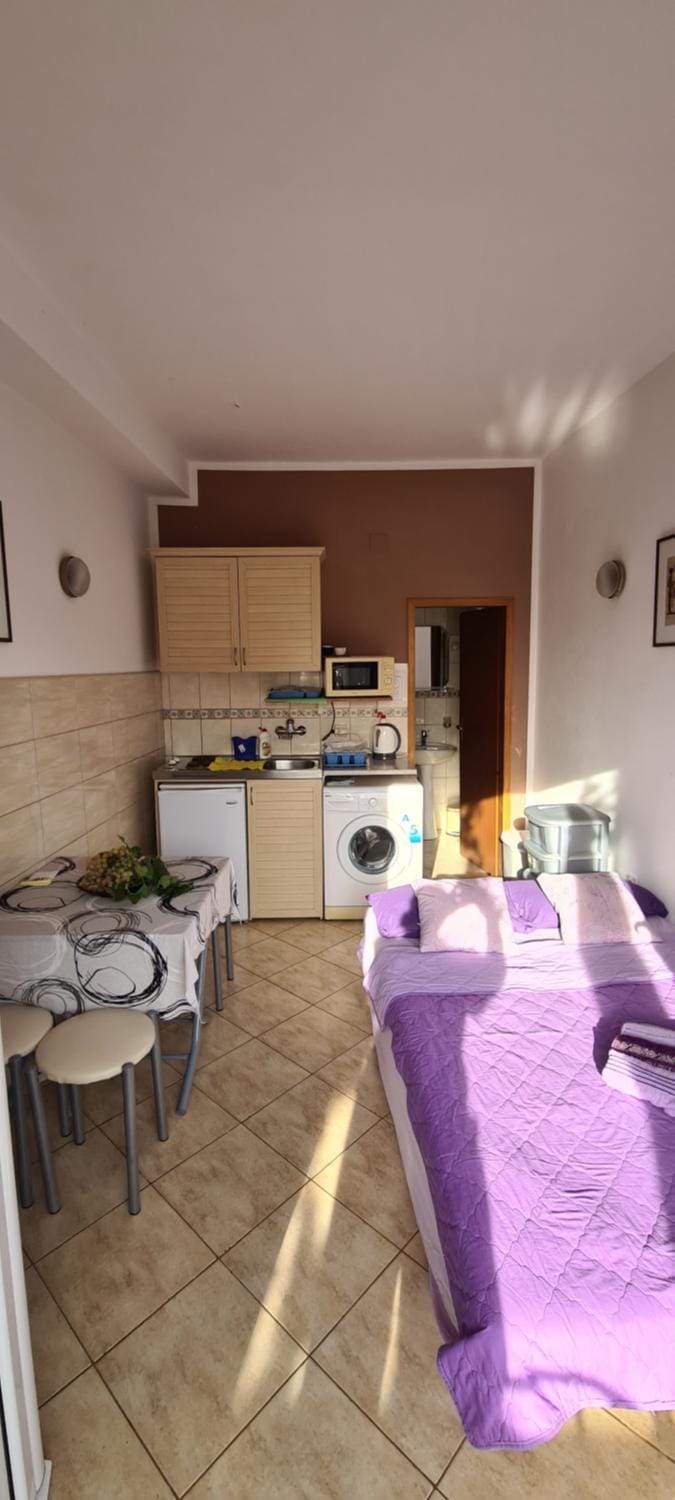 Bed, Kitchen or kitchenette, minibar, stove