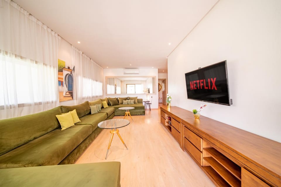 Communal lounge/ TV room, TV and multimedia, Living room, Seating area, Evening entertainment