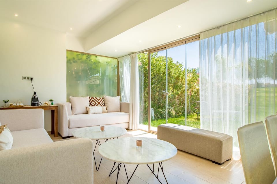 Bed, Living room, Photo of the whole room, Seating area, Bedroom