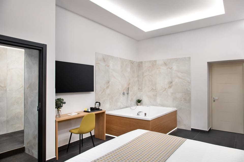 Hot Tub, Photo of the whole room, Bedroom, hair dresser