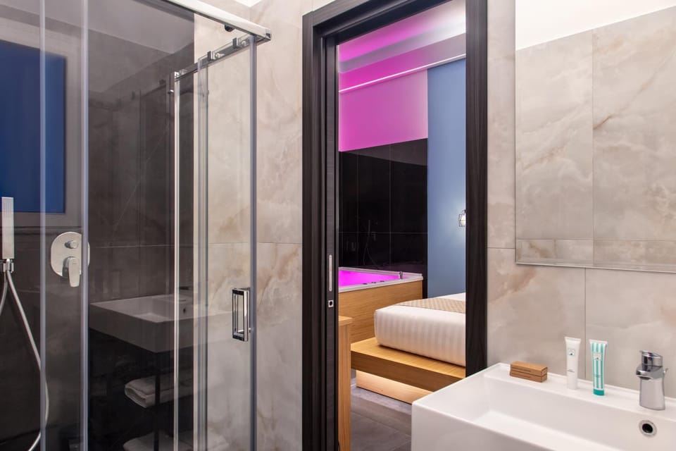 Shower, Hot Tub, Bathroom