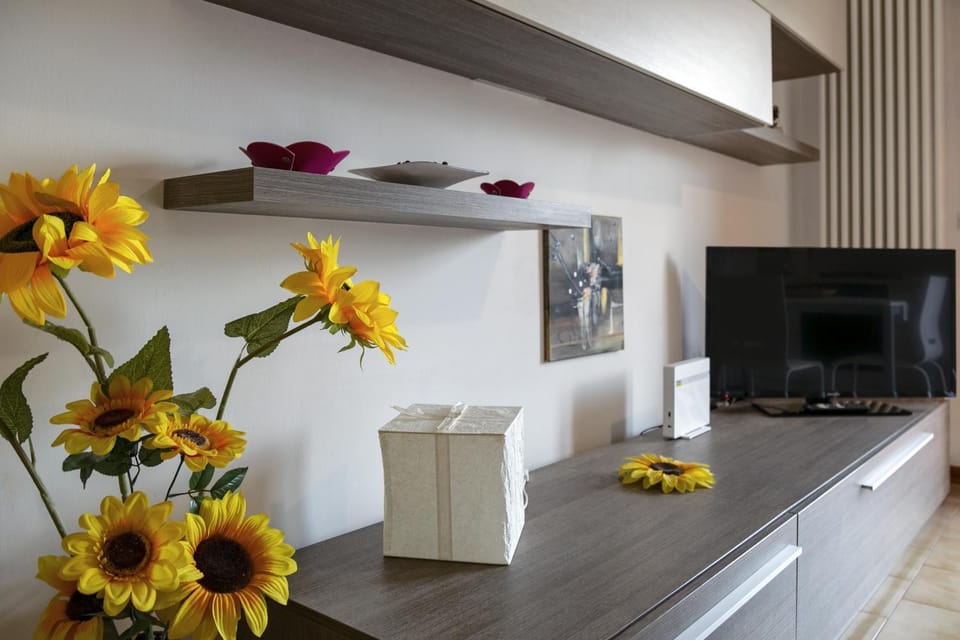 TV and multimedia, Living room, Seating area, locker