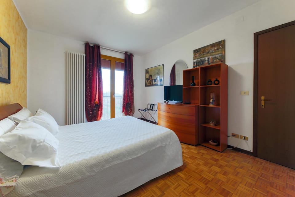 Bed, TV and multimedia, Bedroom