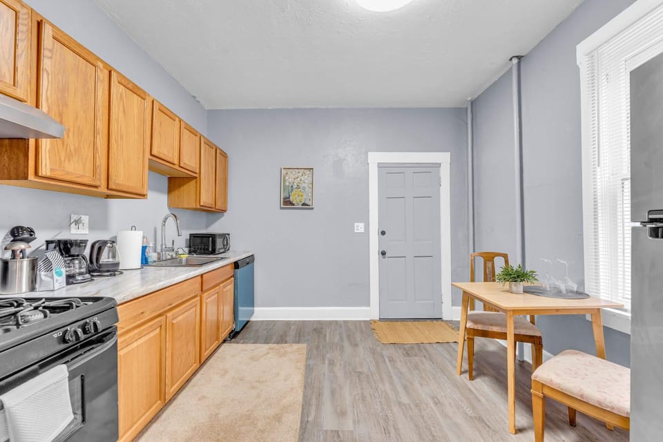 Historic Cozy Haven in Little Italy Apartment in Cleveland Heights