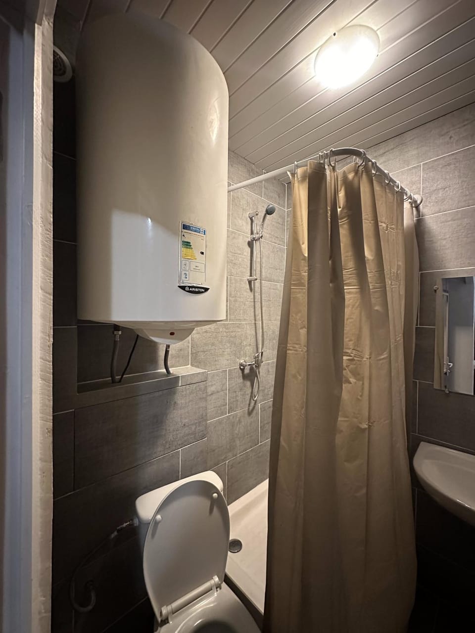 Shower, Toilet