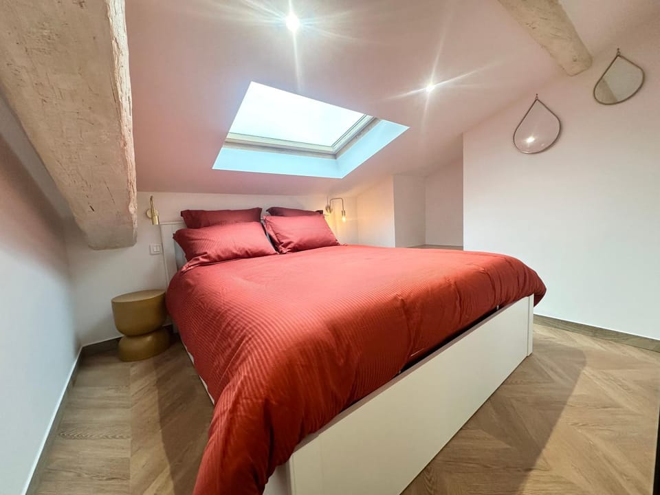 Bed, Photo of the whole room, Bedroom