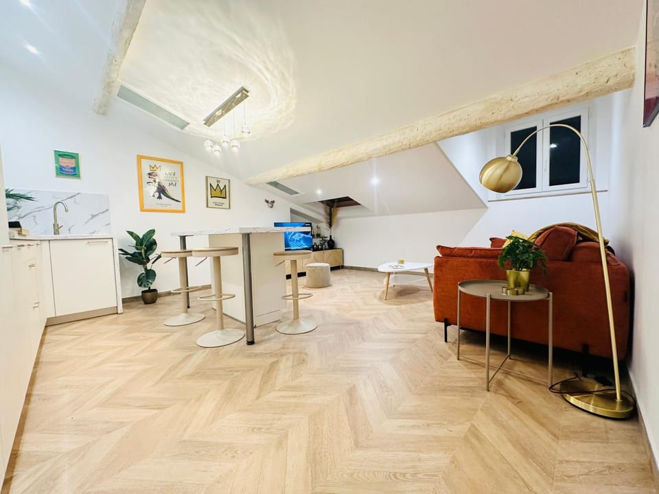 TV and multimedia, Kitchen or kitchenette, Living room, Seating area