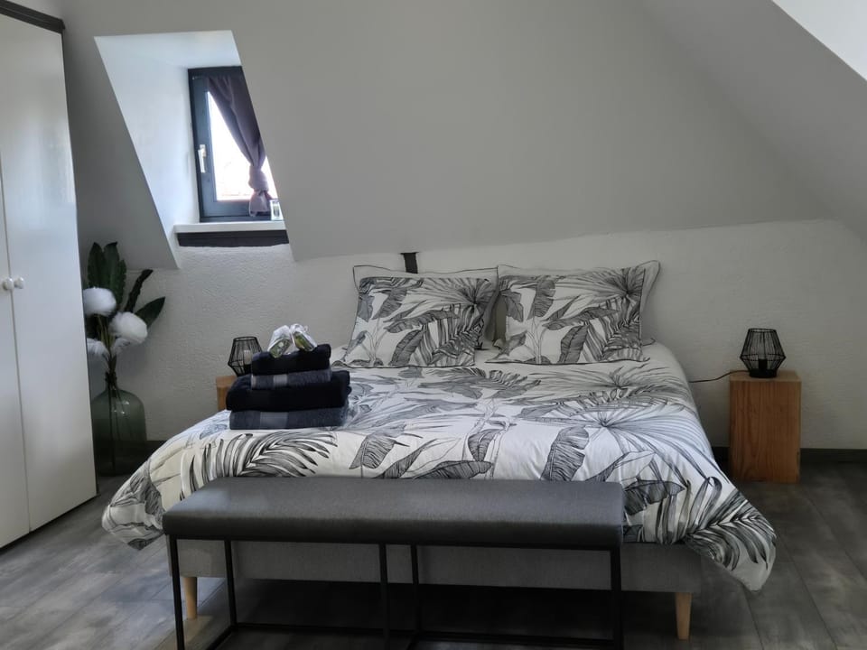 Bed, Bedroom, towels