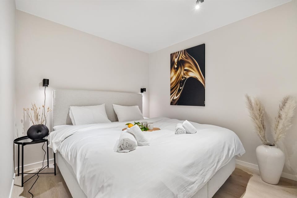 Bed, Photo of the whole room, Bedroom, towels