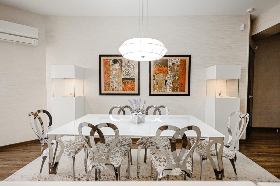 Living room, Seating area, Dining area, air conditioner