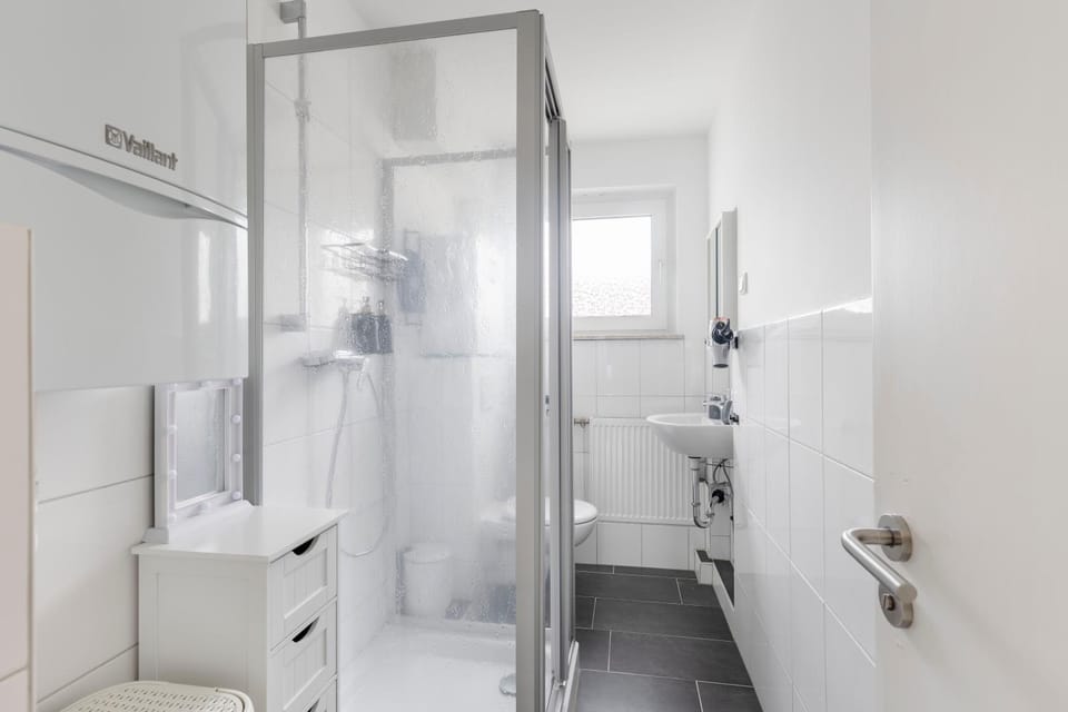 Shower, Toilet, Bathroom, towels