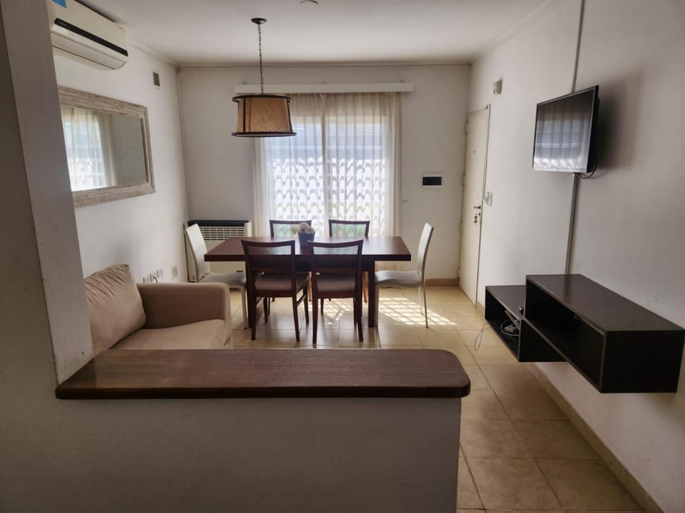 Chalet con pileta y quincho, hermoso jardín House in Tandil