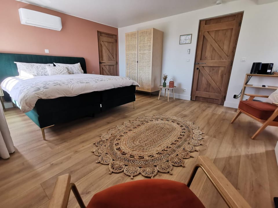 Bed, Photo of the whole room, Bedroom, wardrobe, air conditioner