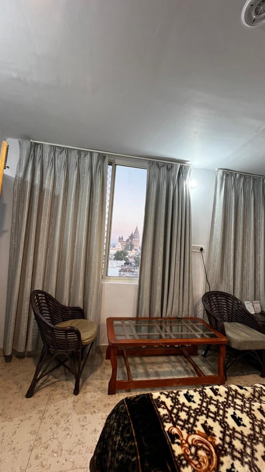 MistyBlue - The Penthouse Best Sunrise View Room Apartment in Uttar Pradesh