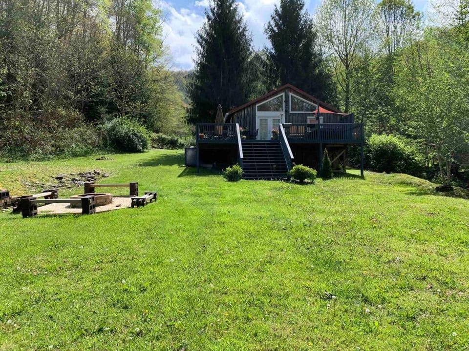 Romantic Chalet w/ Hot Tub close to Roan Mountain Chalet in Tennessee