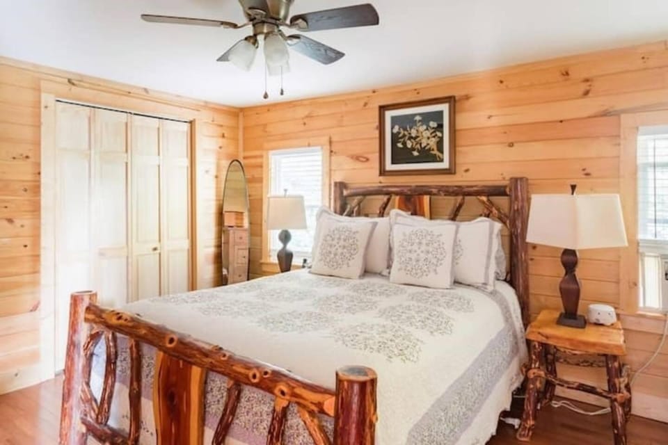 Romantic Chalet w/ Hot Tub close to Roan Mountain Chalet in Tennessee