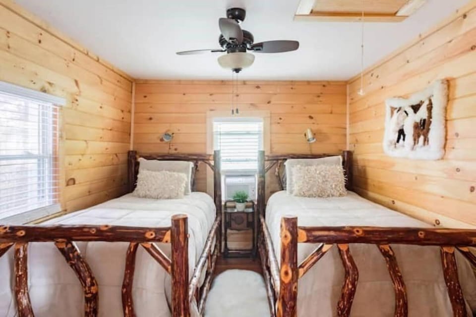 Romantic Chalet w/ Hot Tub close to Roan Mountain Chalet in Tennessee