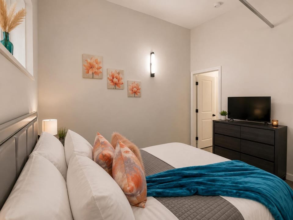 #3 Downtown Free Parking- Walk to Gainbridge, Lucas Oil, Conv Cntr Apartment in Indianapolis