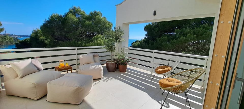 Patio, Day, Natural landscape, View (from property/room), Balcony/Terrace, Seating area, City view, City view, Landmark view, Sea view, Sea view, internet, sunbed