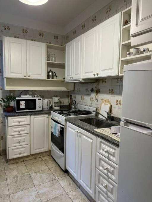 Coffee/tea facilities, Kitchen or kitchenette, oven, stove, toaster