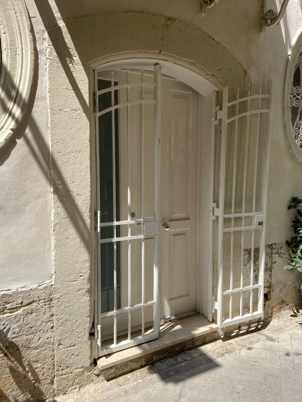 Property building, Facade/entrance, Day, acessibility