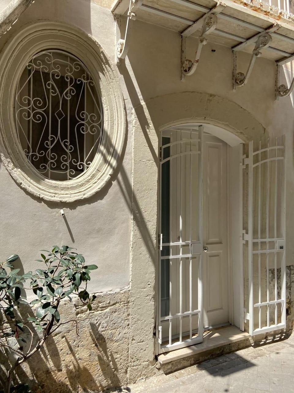 Property building, Facade/entrance, Day