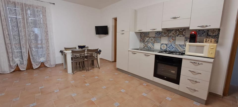 Kitchen or kitchenette, Dining area, minibar, pet friendly