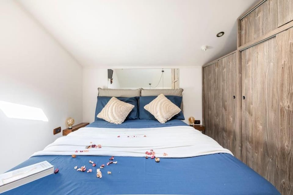 Bed, Photo of the whole room, Bedroom, towels, wardrobe