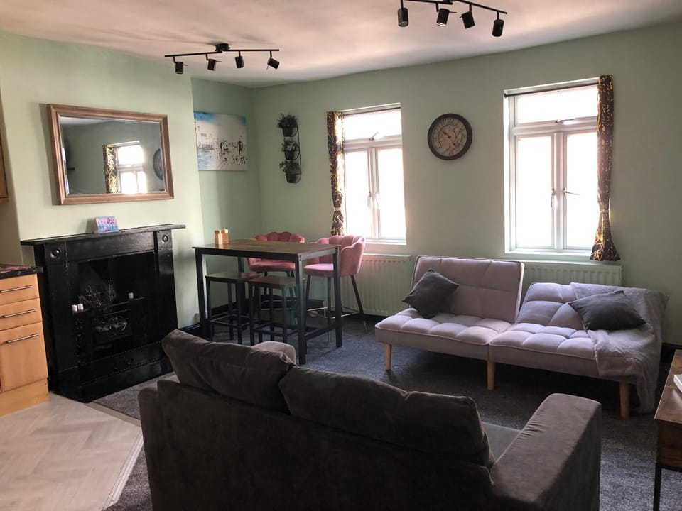 TV and multimedia, Living room, Seating area, Dining area