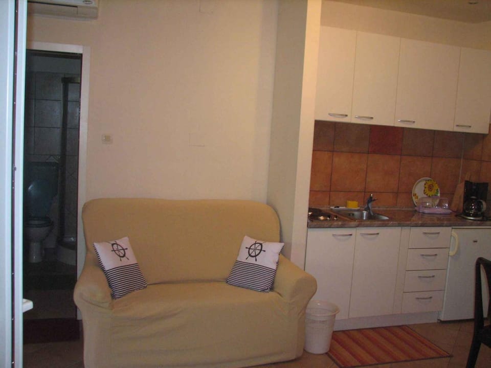 Kitchen or kitchenette, Living room, Seating area, Dining area
