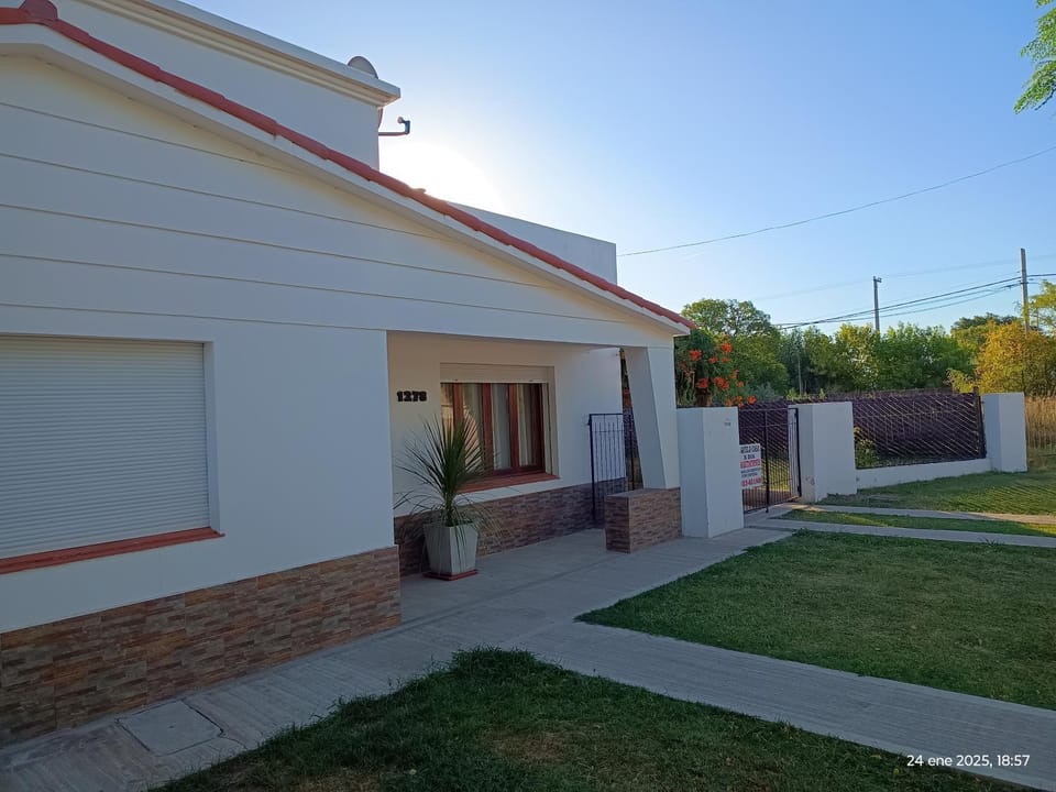 api-carhue House in Buenos Aires Province