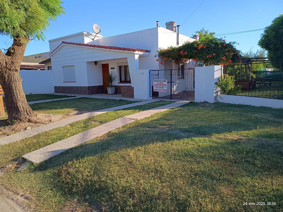 api-carhue House in Buenos Aires Province