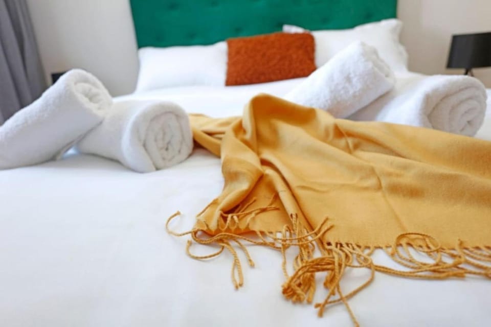 Bed, towels