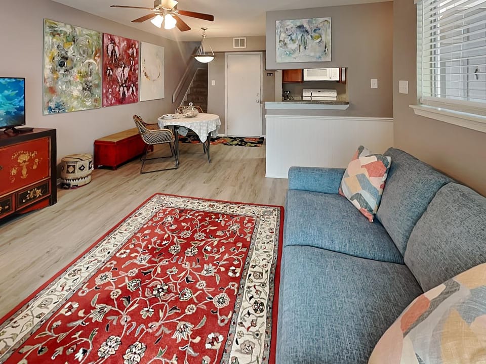 TV and multimedia, Kitchen or kitchenette, Living room, Seating area, Dining area, furniture, air conditioner