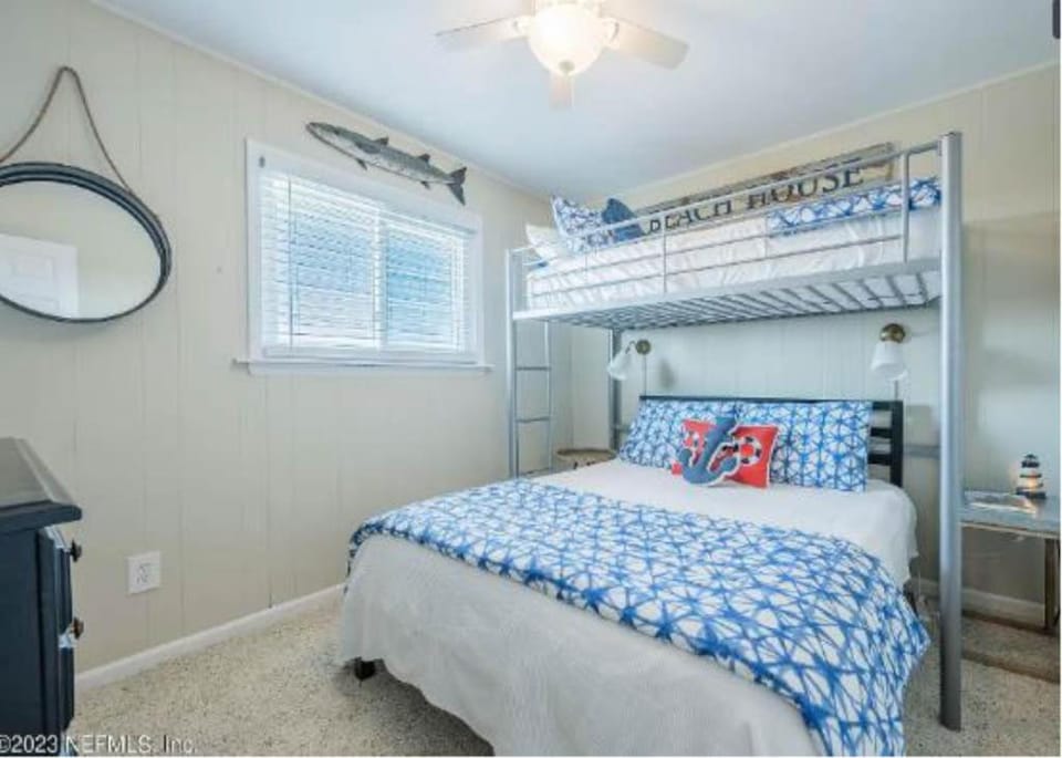 Bedroom, bunk bed