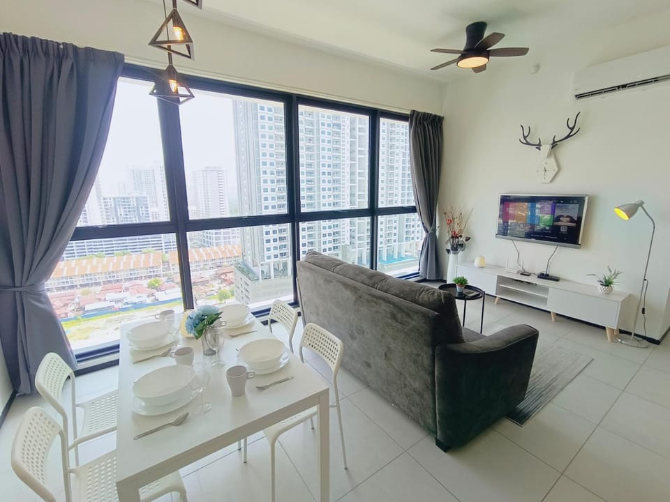 Infinity Pool, Georgetown, Up to 11 Pax, 3 Bedrooms, 2 Bathrooms, 2 Car Parks by Star Home Apartment in George Town