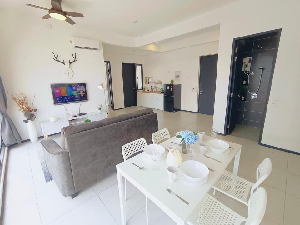 Infinity Pool, Georgetown, Up to 11 Pax, 3 Bedrooms, 2 Bathrooms, 2 Car Parks by Star Home Apartment in George Town