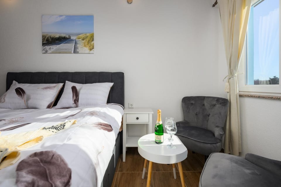 Bed, Living room