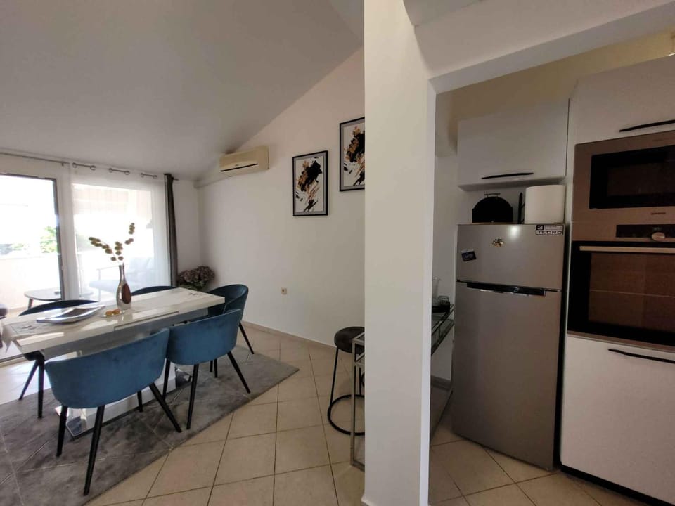 Balcony/Terrace, Dining area, air conditioner
