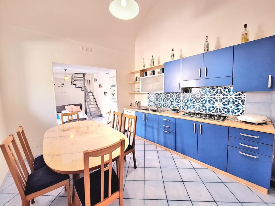 Kitchen or kitchenette, Dining area, dishwasher, stove