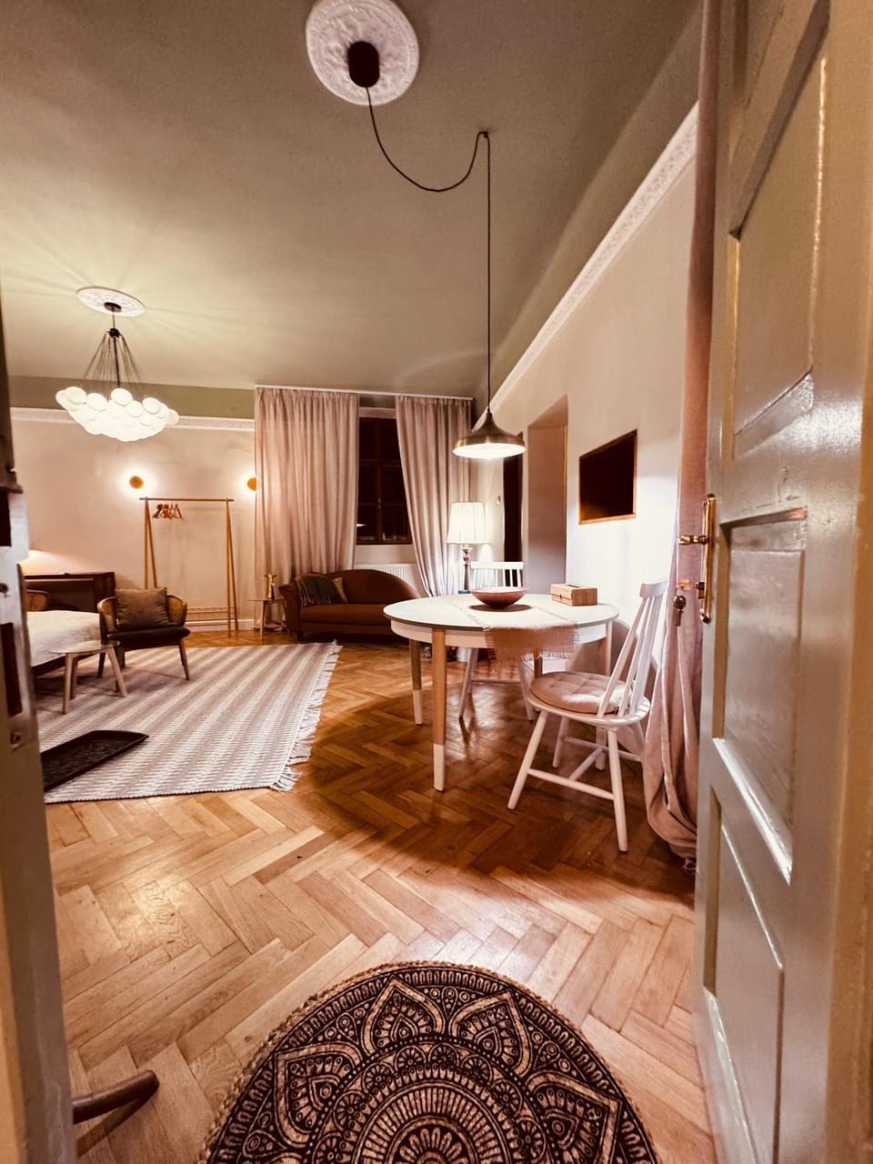Bed, TV and multimedia, Living room, Seating area, Dining area, Bedroom
